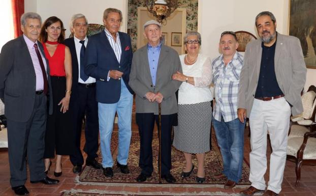 Foto de familia de los galardonados por la asociación Amigos del Teatro. 