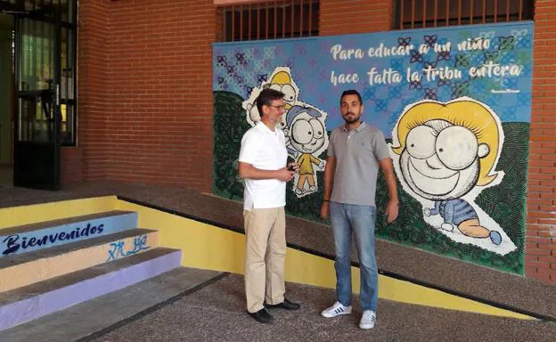 El alcalde del Real Sitio, José Luis Vázquez y el director del colegio Agapito Marazuela, Raúl Vela, a la entrada del centro. 