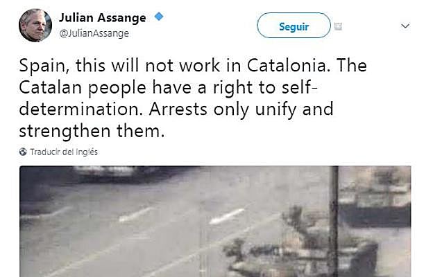 Cataluña enfrenta a Pérez-Reverte y a Julian Assange