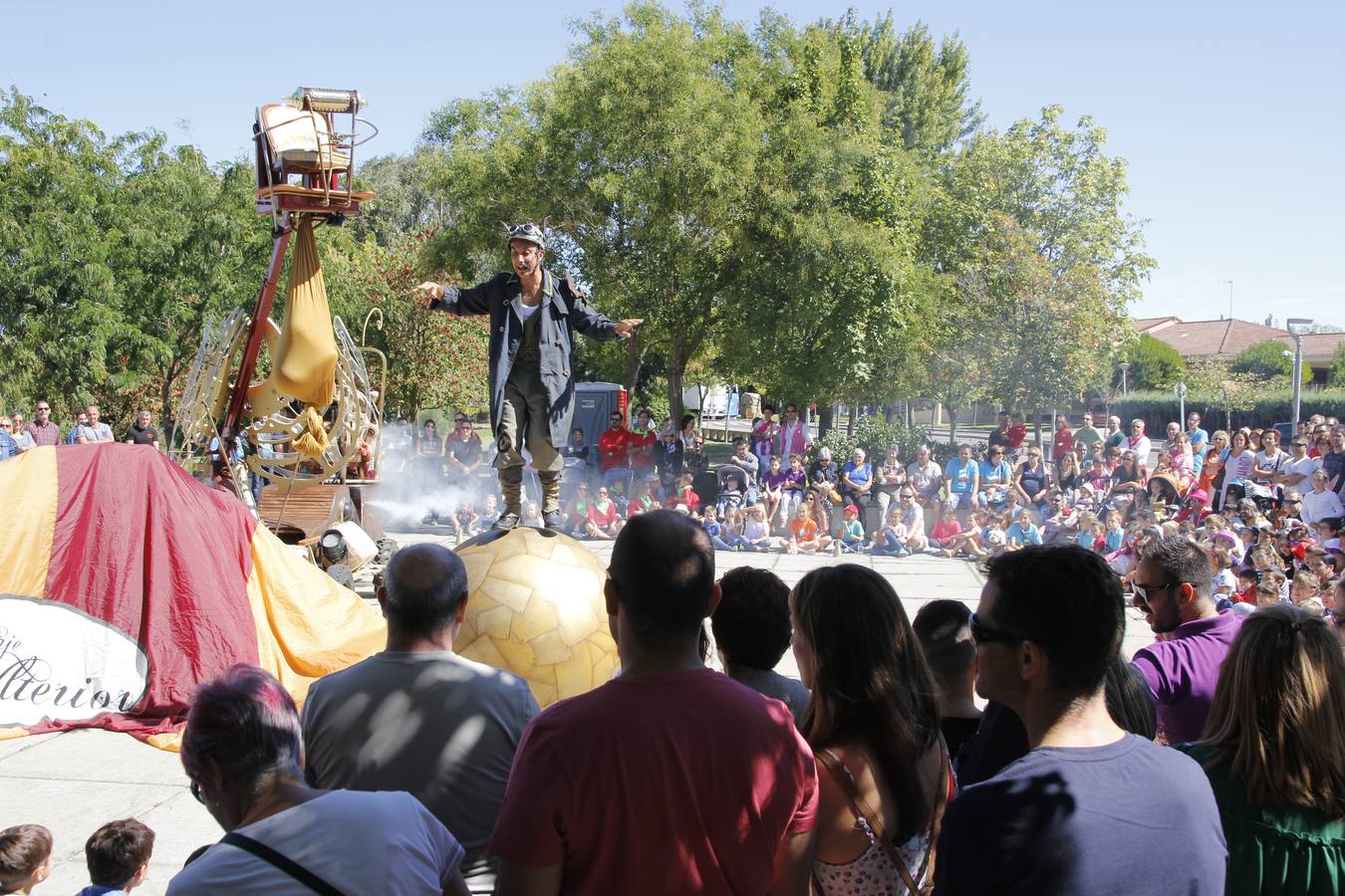 La Compañía Tiritirantes cautivó a cientos de familias con su espectáculo 'Ulterior, el Viaje'