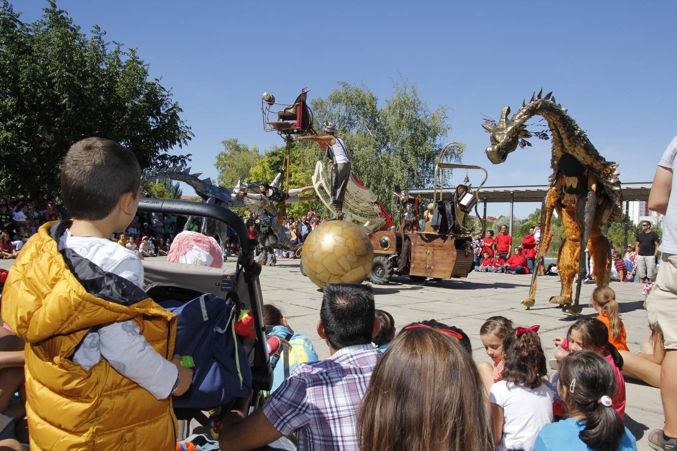 La Compañía Tiritirantes cautivó a cientos de familias con su espectáculo 'Ulterior, el Viaje'