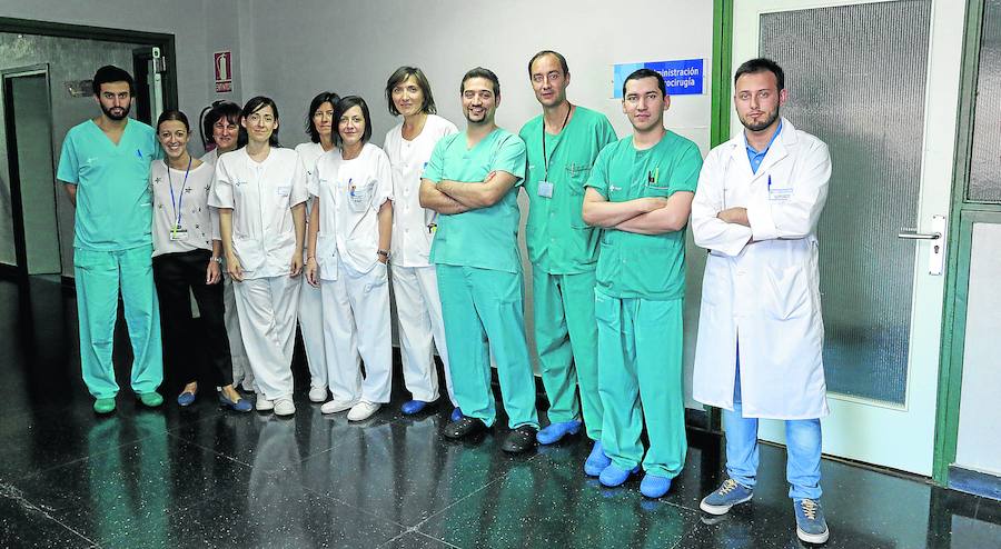 Parte de la plantilla médica y de enfermería del servicio de Neurocirugía, ubicada en el edificio del Virgen de la Vega.