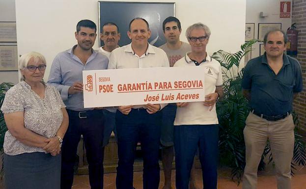 José Luis Aceves, en el centro, con militantes de Valverde del Majano, entre ellos el alcalde. 