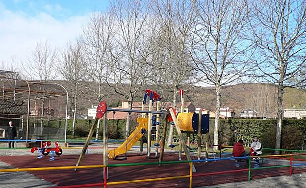 Zona recreativa infantil en el parque Fuentes Carrionas de Guardo 