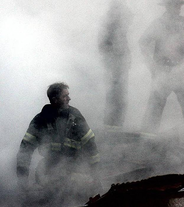Las cenizas y el polvo sepultaron las calles e hicieron que bomberos y policías parecieran figuras espectrales.
