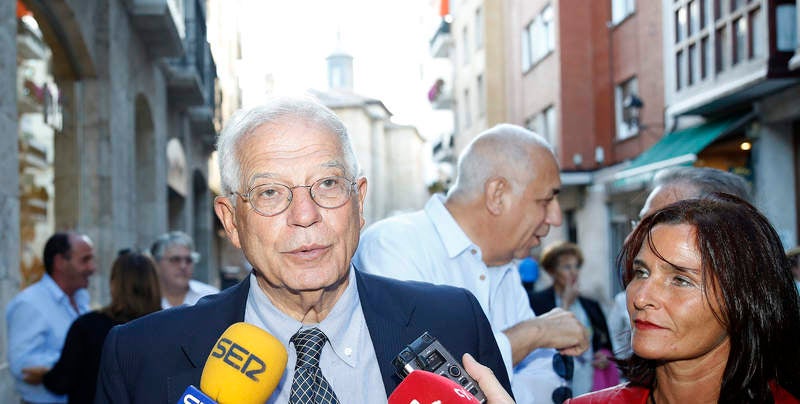 La librería Ateneo se quedó pequeña para escuchar al exministro socialista hablar de su último libro sobre el conflicto catalán ‘Escucha Cataluña. Escucha España’ 