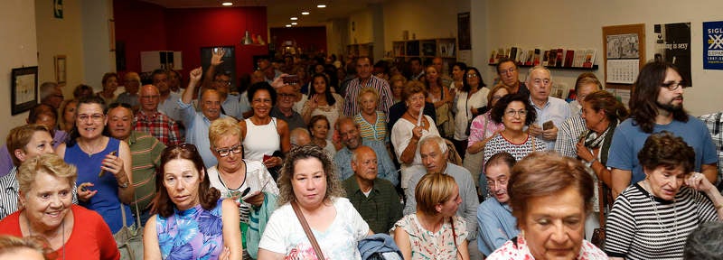 La librería Ateneo se quedó pequeña para escuchar al exministro socialista hablar de su último libro sobre el conflicto catalán ‘Escucha Cataluña. Escucha España’ 