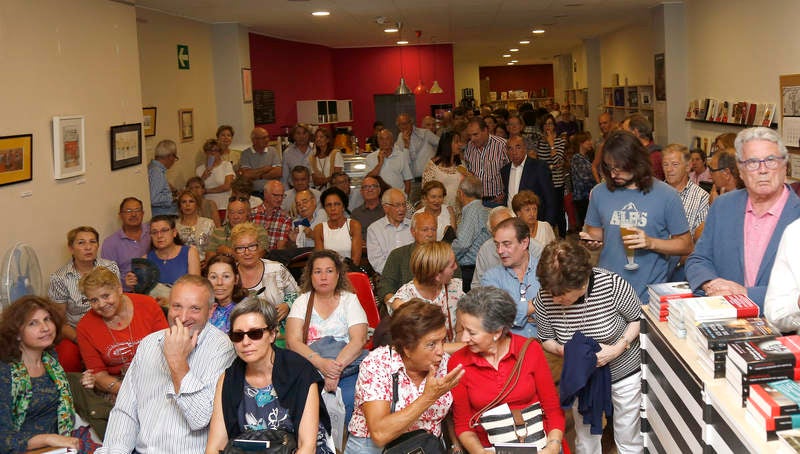 La librería Ateneo se quedó pequeña para escuchar al exministro socialista hablar de su último libro sobre el conflicto catalán ‘Escucha Cataluña. Escucha España’ 