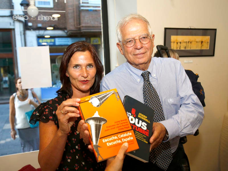 La librería Ateneo se quedó pequeña para escuchar al exministro socialista hablar de su último libro sobre el conflicto catalán ‘Escucha Cataluña. Escucha España’ 