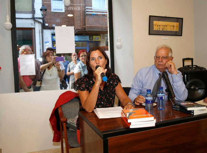 La librería Ateneo se quedó pequeña para escuchar al exministro socialista hablar de su último libro sobre el conflicto catalán ‘Escucha Cataluña. Escucha España’ 