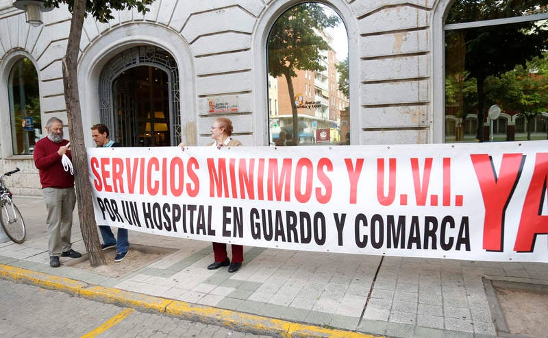 Antonio María Sáez Aguado ha analizado las demanadas que plantean las plataformas ciudadanas de Aguilar y Guardo, además de escuchar la petición de los defensores de la sanidad pública para que el futuro aparcamiento del hospital sea grautito