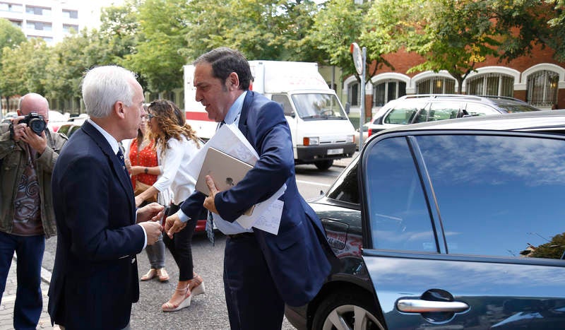 Antonio María Sáez Aguado ha analizado las demanadas que plantean las plataformas ciudadanas de Aguilar y Guardo, además de escuchar la petición de los defensores de la sanidad pública para que el futuro aparcamiento del hospital sea grautito