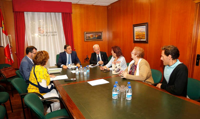 Antonio María Sáez Aguado ha analizado las demanadas que plantean las plataformas ciudadanas de Aguilar y Guardo, además de escuchar la petición de los defensores de la sanidad pública para que el futuro aparcamiento del hospital sea grautito