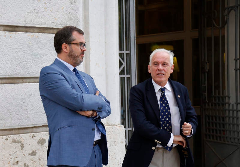 Antonio María Sáez Aguado ha analizado las demanadas que plantean las plataformas ciudadanas de Aguilar y Guardo, además de escuchar la petición de los defensores de la sanidad pública para que el futuro aparcamiento del hospital sea grautito