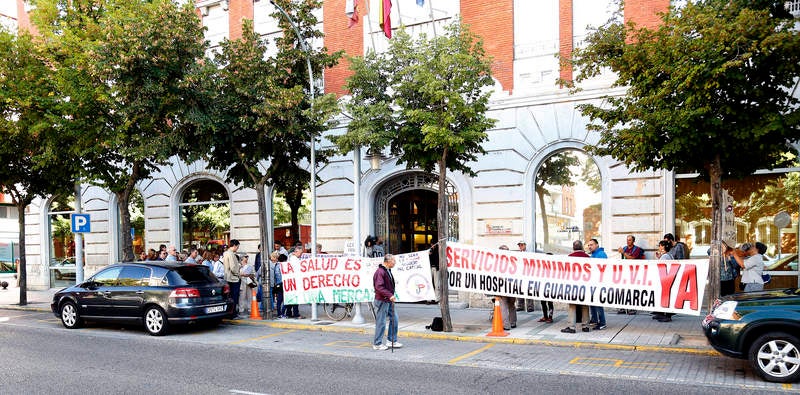 Antonio María Sáez Aguado ha analizado las demanadas que plantean las plataformas ciudadanas de Aguilar y Guardo, además de escuchar la petición de los defensores de la sanidad pública para que el futuro aparcamiento del hospital sea grautito
