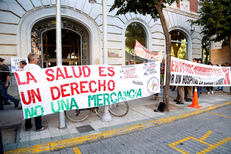 Antonio María Sáez Aguado ha analizado las demanadas que plantean las plataformas ciudadanas de Aguilar y Guardo, además de escuchar la petición de los defensores de la sanidad pública para que el futuro aparcamiento del hospital sea grautito