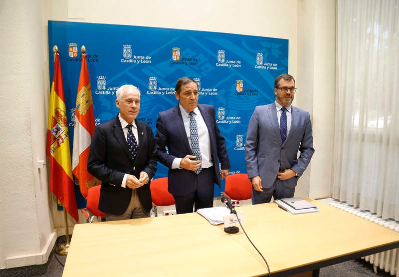 Antonio María Sáez Aguado ha analizado las demanadas que plantean las plataformas ciudadanas de Aguilar y Guardo, además de escuchar la petición de los defensores de la sanidad pública para que el futuro aparcamiento del hospital sea grautito