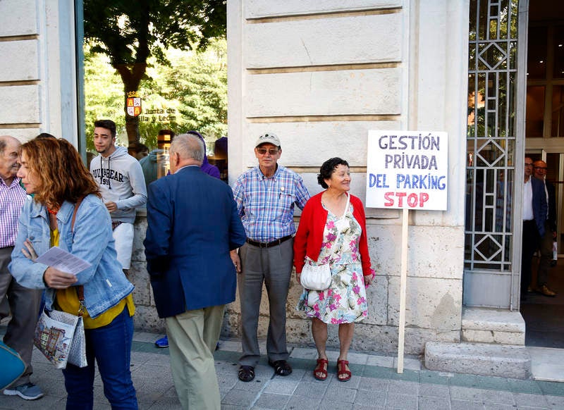 Antonio María Sáez Aguado ha analizado las demanadas que plantean las plataformas ciudadanas de Aguilar y Guardo, además de escuchar la petición de los defensores de la sanidad pública para que el futuro aparcamiento del hospital sea grautito