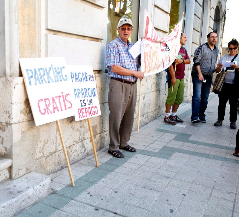 Antonio María Sáez Aguado ha analizado las demanadas que plantean las plataformas ciudadanas de Aguilar y Guardo, además de escuchar la petición de los defensores de la sanidad pública para que el futuro aparcamiento del hospital sea grautito