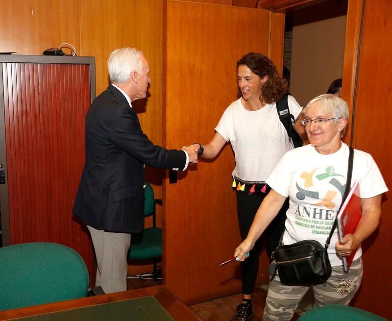 Antonio María Sáez Aguado ha analizado las demanadas que plantean las plataformas ciudadanas de Aguilar y Guardo, además de escuchar la petición de los defensores de la sanidad pública para que el futuro aparcamiento del hospital sea grautito