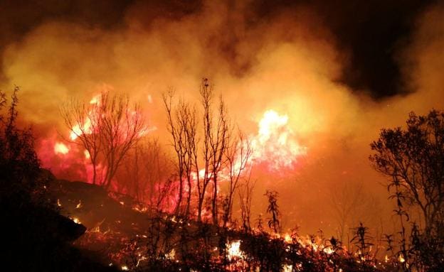 Imagen del incendio a las once de la noche publicada por la BRIF con base en Tabuyo del Monte.