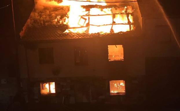 Imagen. Imágenes del incendio de madrugada.