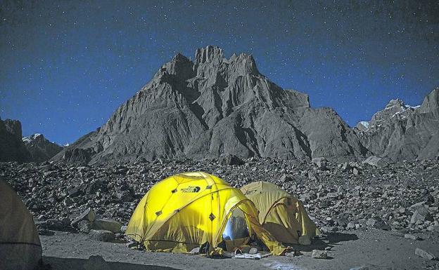 Tiendas de campaña, con el glaciar del Baltoro al fondo. 