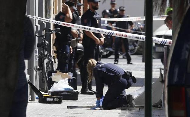 Policías en la escena del crimen de la calle Sueca de Valencia.