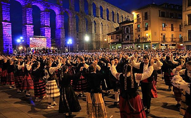 Participantes en el baile de la jota el 1 de abril.