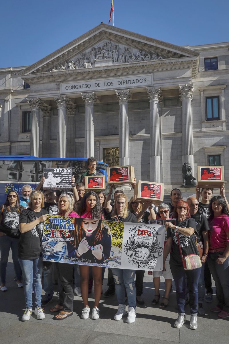 Los padres de Lucía presentan en el Congreso más de 257.000 firmas reclamando más investigación frente al cáncer infantil | La familia pide a los políticos que salgan a la calle para conocer «historias desgarradoras