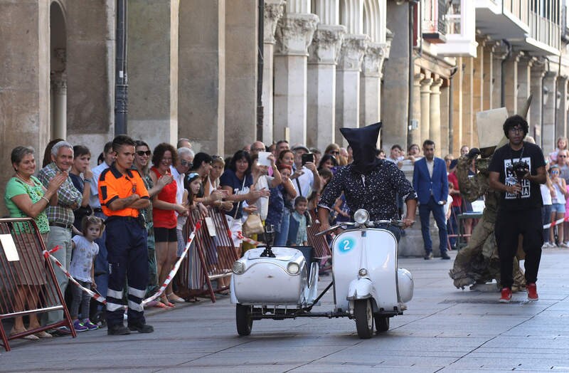 a Calle Mayor se ha convertido en un plató mágico donde el ilusionista Miguelillo ha completado un recorrido en moto con los ojos vendados