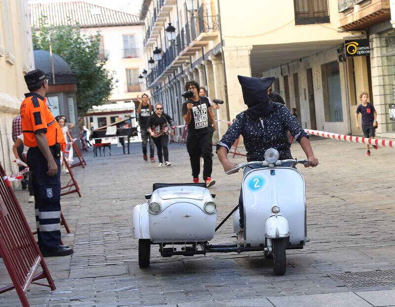 a Calle Mayor se ha convertido en un plató mágico donde el ilusionista Miguelillo ha completado un recorrido en moto con los ojos vendados