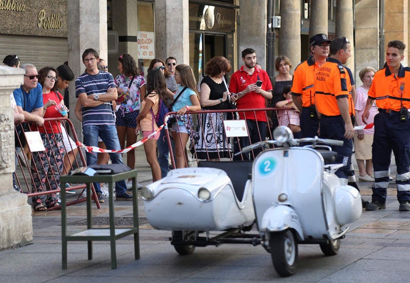 a Calle Mayor se ha convertido en un plató mágico donde el ilusionista Miguelillo ha completado un recorrido en moto con los ojos vendados