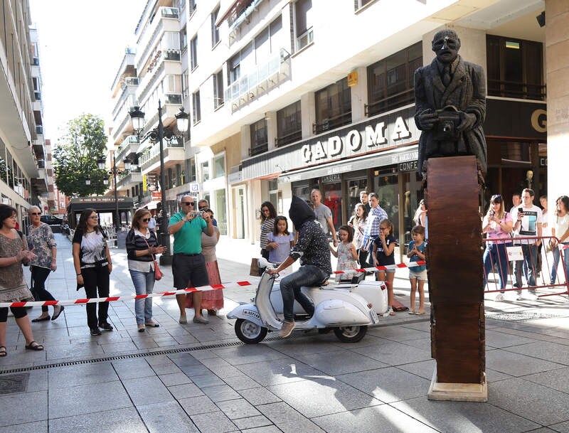 a Calle Mayor se ha convertido en un plató mágico donde el ilusionista Miguelillo ha completado un recorrido en moto con los ojos vendados