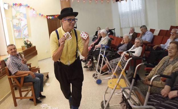 El belga Sébastien Dethise llevó su espectáculo a la residencia de las Hermanitas de los Ancianos Desamparados. 