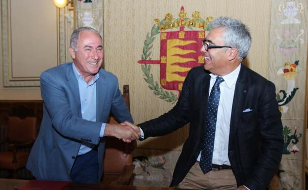 Antonio Gato y Juan Carlos Prieto tras la firma del acuerdo. 