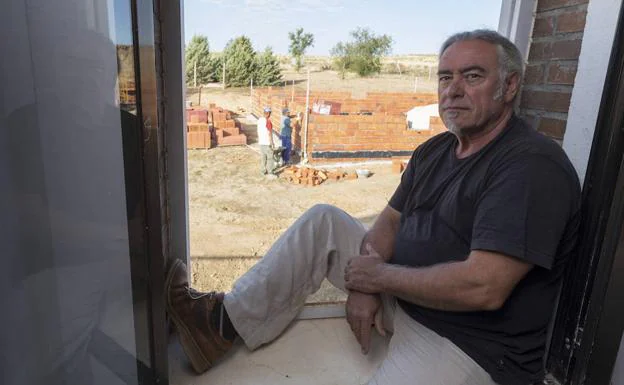 Alfonso Pindado, promotor de un nuevo espacio escénico en Aveinte (Ávila), con la obra al fondo. 