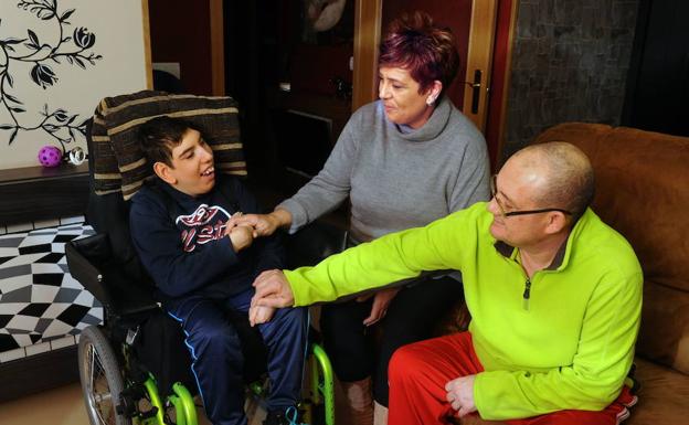 Aimar con sus padres en su domicilio de Tordesillas Valladolid.