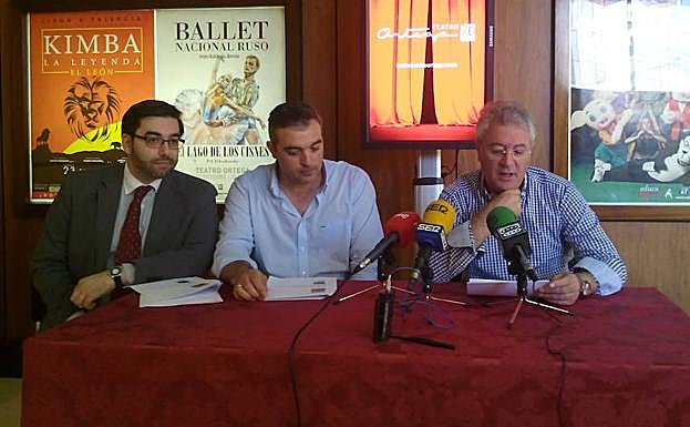 Ernesto Monsalve, director de la Orquesta Filarmónica de Valladolid, junto a Javier y Eduardo Margareto, propietarios del teatro Ortega. 