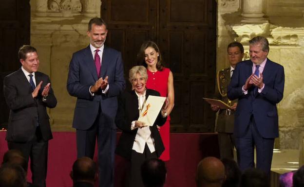 Concha Velasco recibe el Premio Nacional de Teatro de las manos de los Reyes