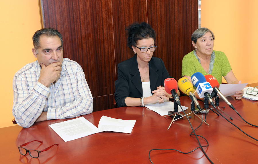 Pedro y Rosana, tíos de la pequeña Sara, junto a Conchi Minayo, de la asociación Adavasymt, donde narraron, según ellos, cómo había sucedido todo.