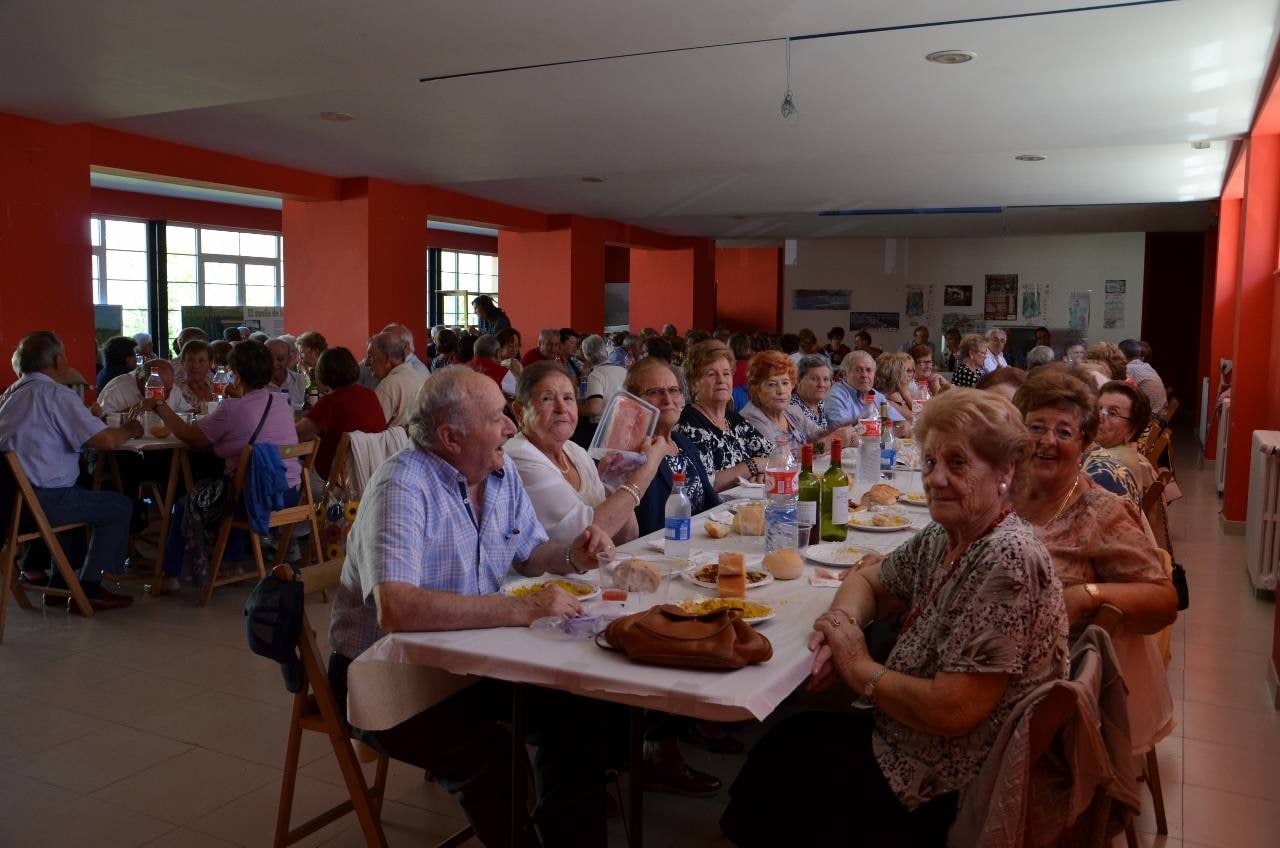 130 pensionistas de la Montaña Palentina disfrutaron de una jornada de convivencia