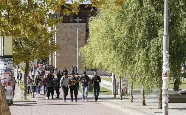 Los estudiantes se dirigen a sus facultades en el Campus Miguel de Unamuno.