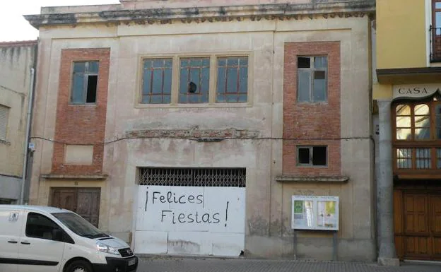 Imagen del abandonado cine Calzada en Dueñas. 