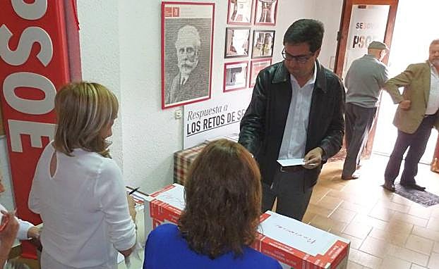 Óscar López vota en la sede del PSOE de Segovia en las últimas primarias. 