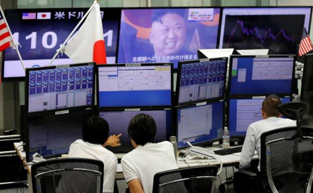 Monitores muestran al líder de Corea del Norte y la cotización del dólar y el yen en una casa de cambio en Tokio.