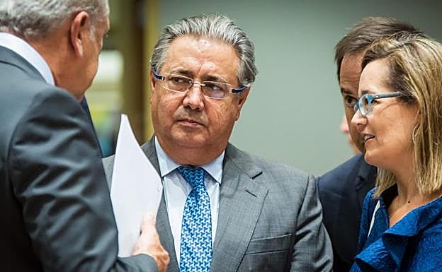 Zoido escucha al comisario europeo de Migración, Dimitris Avramopoulos en el Consejo de Ministros de Interior celebrado en Bruselas.