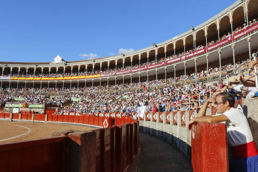 Ambos diestros salieron por la puerta grande de La Glorieta, y el torero peruano Roca Rey gustó al público por su aire elegante