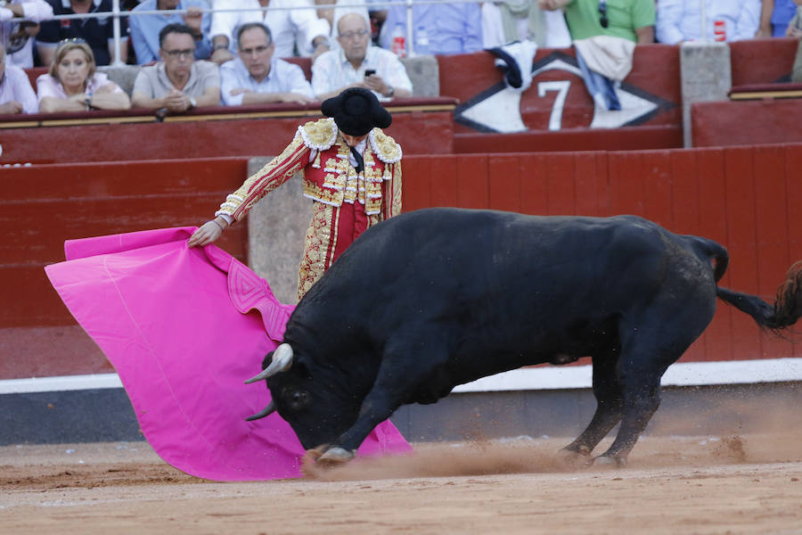 Ambos diestros salieron por la puerta grande de La Glorieta, y el torero peruano Roca Rey gustó al público por su aire elegante