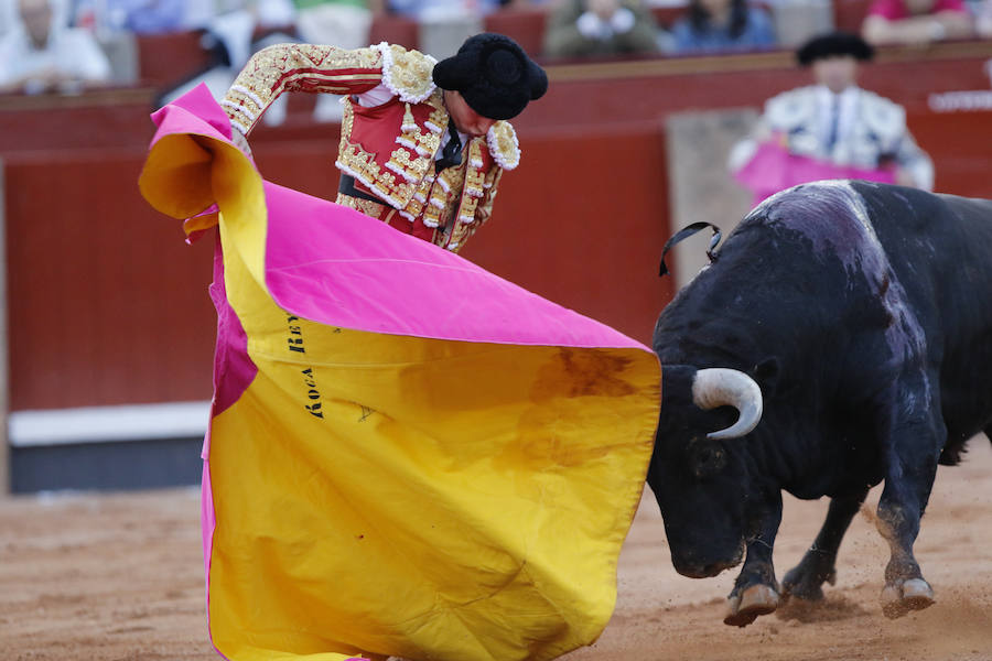 Ambos diestros salieron por la puerta grande de La Glorieta, y el torero peruano Roca Rey gustó al público por su aire elegante